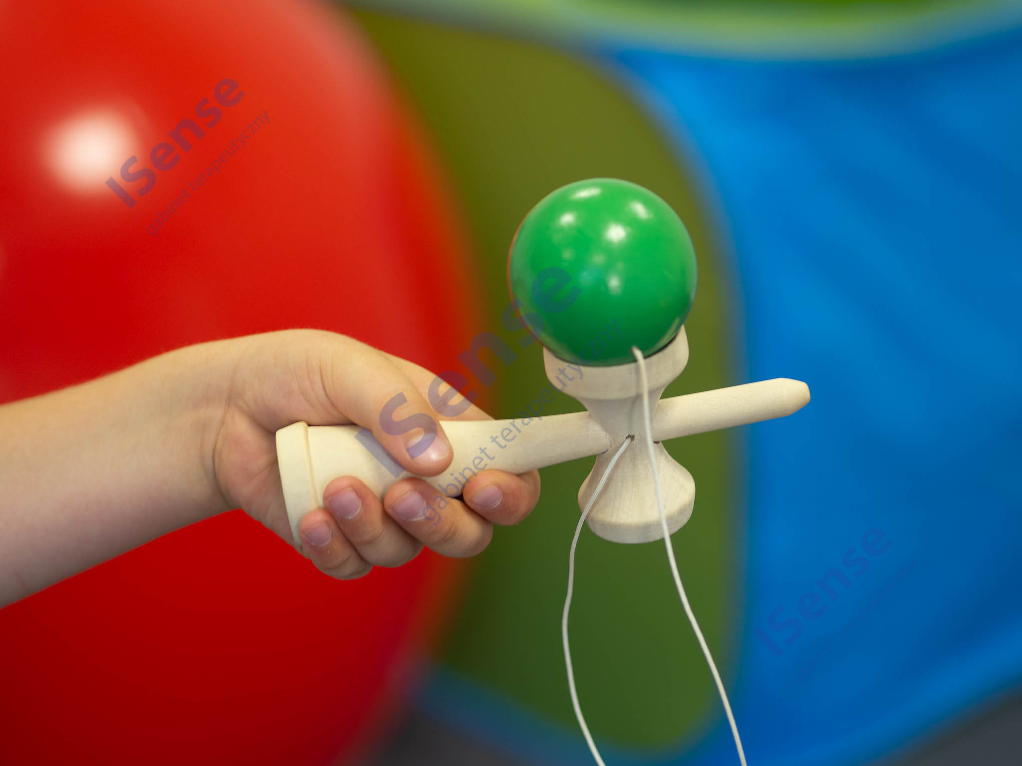 Drewniana kendama używana podczas ćwiczeń koordynacji