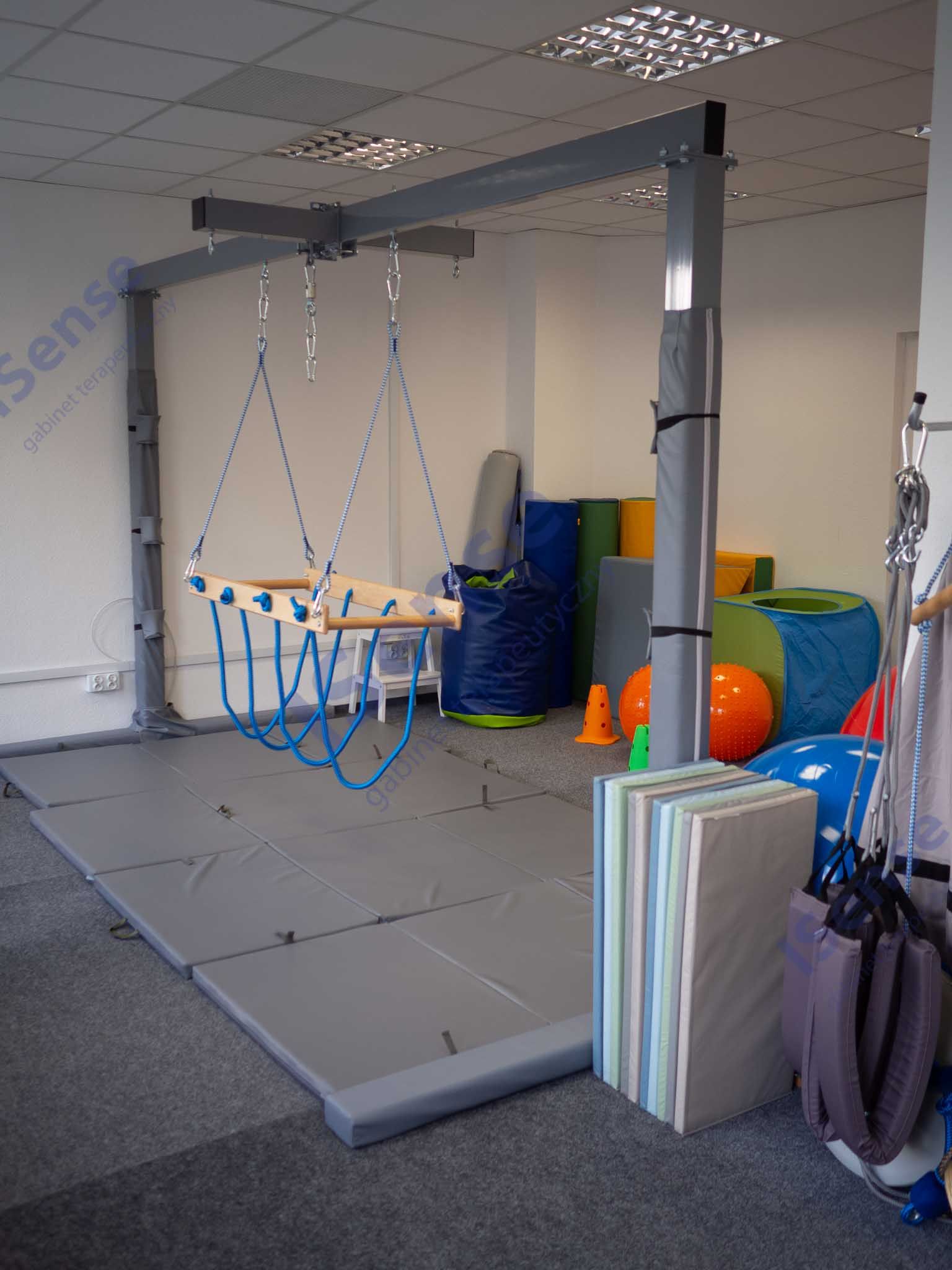 Sala integracji sensorycznej ISense z podwieszanym sprzętem