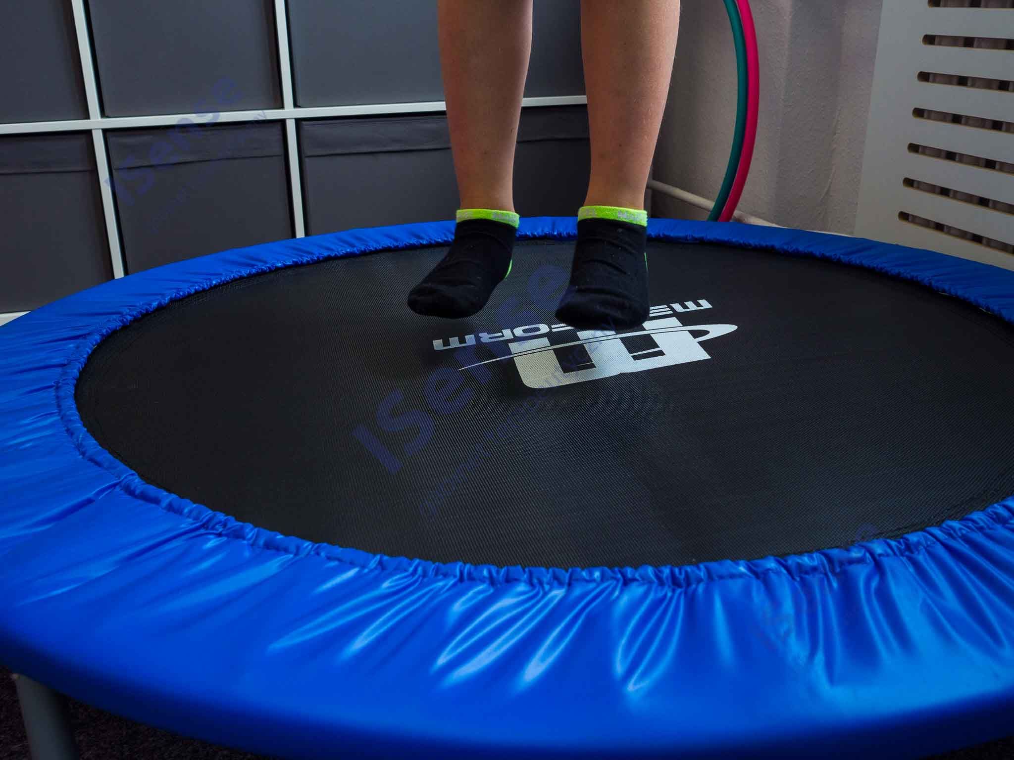 Trampolina z uchwytem w gabinecie integracji sensorycznej