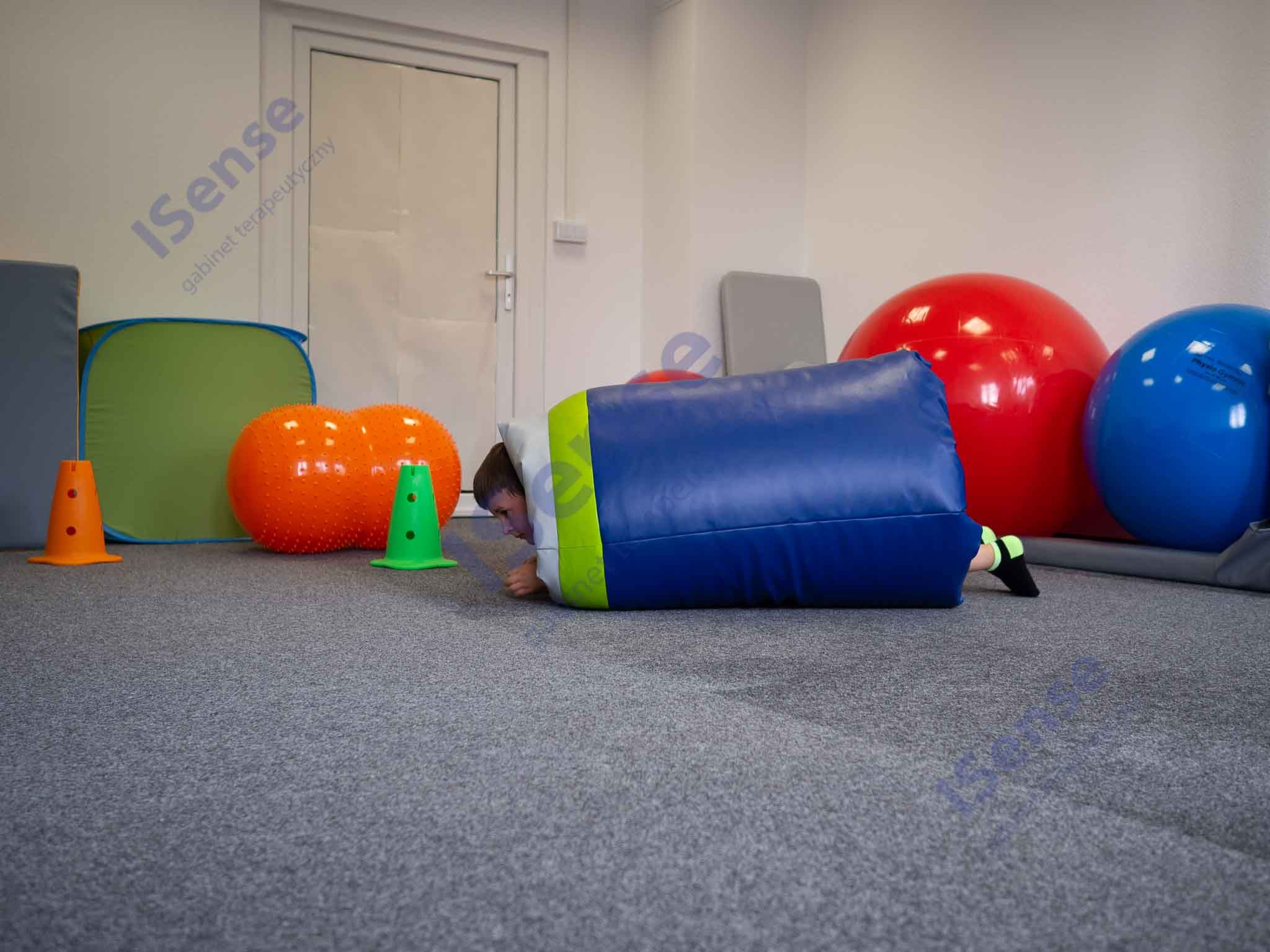 Kolorowy tunel sensoryczny rozłożony w sali terapeutycznej