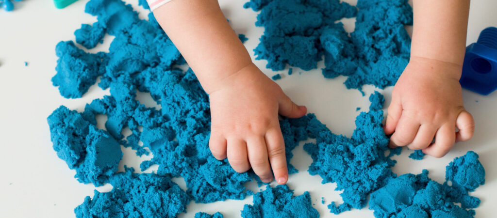 integracja sensoryczna, piasek kinetyczny, dziecko